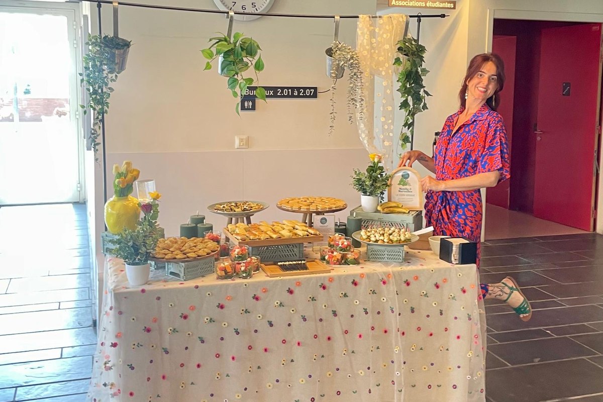 Buffet végétal dressé dans le hall d'un établissement, sous la marque Menthe et Merveilles.